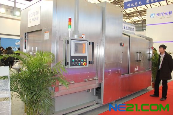 天龙光电展示国产HQP800多线切片机光伏设备