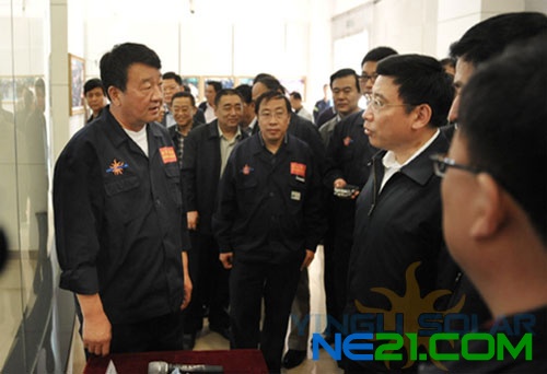 在六九硅业,董事长苗连生向苗圩部长介绍高纯硅制备情况