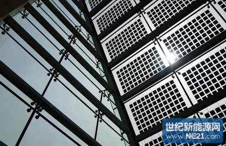 力诺光伏集团自主研发建筑级双玻太阳能组件_