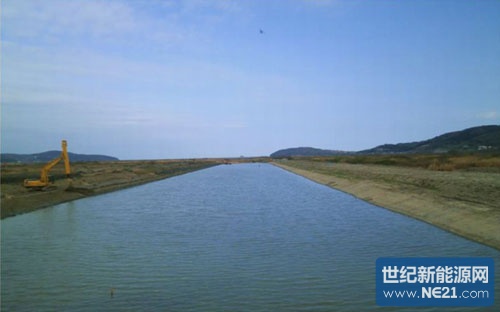 230MW光伏电站为预防周边被淹而建排水渠_专