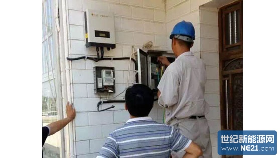 一、电站概况: 项目地点:南京市六合区马鞍街道 装机容量:3000Wp 项目意义:分布式光伏电站让当地居民对光伏发电有了深刻的了解 承建方:南京聚阳新能源有限公司 项目起止时间:2015年8月14日到2015年8月15日 进展情况:已完成施工安装成功并网,进入售后服务阶段 二、现场勘测事项: 1,屋顶结构:琉璃瓦及水泥平顶结构。 2,勘测事项:屋顶面积45平米,屋顶尺寸为大南面5M*6M,小南面6M*2M。 3,安全问题:屋顶琉璃瓦下面是木梁,整体安装难度大。 4,安装方式:采取铝合金支架,不锈钢304挂
