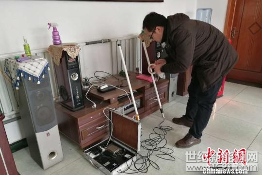 国家电网技术人员在在河北省涞水县南郭下村的分布式光伏扶贫电站研发5G技术传输。 赵明 摄 国家电网技术人员在在河北省涞水县南郭下村的分布式光伏扶贫电站研发5G技术传输。 赵明 摄