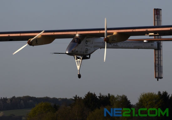 图为德国试飞员施尔德(Markus Scherdel)完成试飞后准备着陆