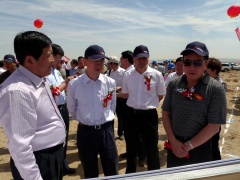 西北分公司（黄河水电公司）党组成员、副总经理聂毅涛（左二）向白银市委书记、人大主任

肖庆平（右一）介绍项目情况