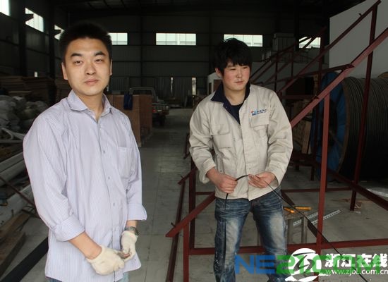 工人们正在调试的发电设备支架