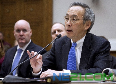 美国国会17日就Solyndra太阳能板公司倒闭案召开听证,华裔能源部长朱棣文出席说明。(美国《世界日报》援引美联社)