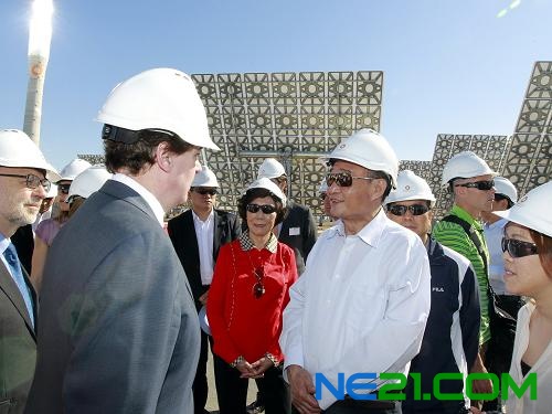 当地时间5月26日，正在西班牙进行正式友好访问的中国全国人大常委会委员长吴邦国在安达卢西亚考察赫马索拉尔太阳能电站。新华社记者 鞠鹏 摄