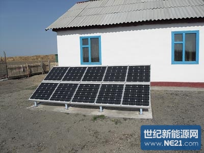 Russia_solar_panels_in_yard.jpg (400×300)