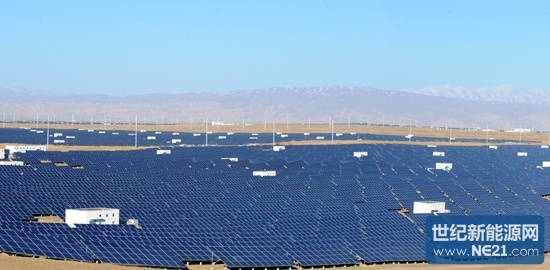 龙羊峡水光互补320兆瓦并网光伏电站电站子阵。丁海生 摄