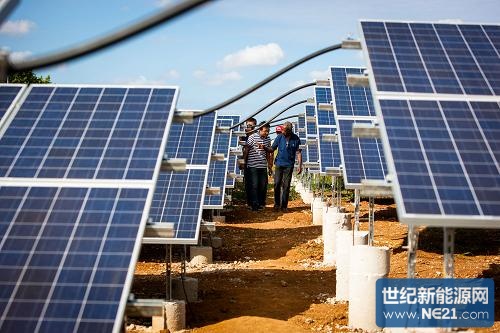 11月3日，中古双方施工人员在古巴首都哈瓦那市郊的展览中心园区的中国援建的光伏电站内工作。新华社记者 刘彬 摄
