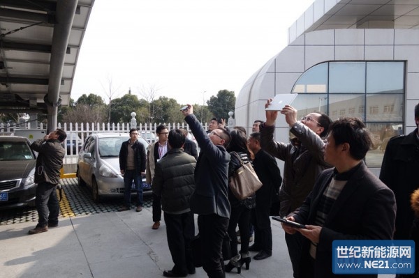 会议嘉宾参观中国天通集团厂区内光伏车棚工程