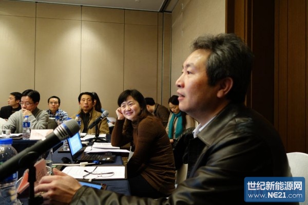 浙江省光伏产业技术创新战略联盟赵永红秘书长主持会议，中国建筑金属结构协会光电建筑应用委员会梁岳峰主任对住建部科技司2014年工作要点做了简单介绍