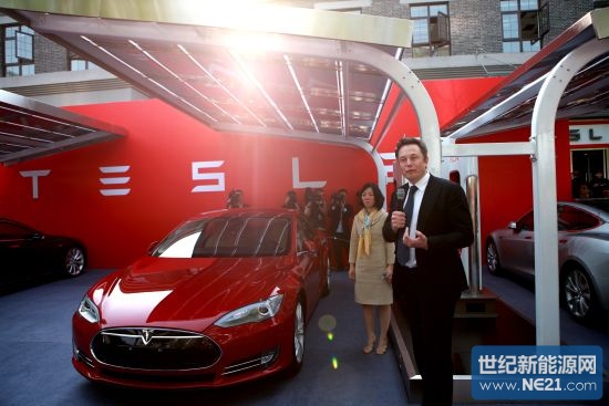 特斯拉创始人Elon Musk在汉能光伏充电站系统前发表讲话（图片来源：新浪财经）