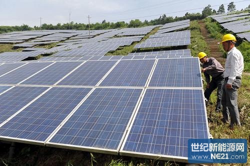 5月27日,在位于安徽省铜陵市狮子山区西湖镇乌木山上的中海阳3兆瓦光伏电站,工作人员对电站设施进行巡查维护。新华社发(过仕宁 摄)