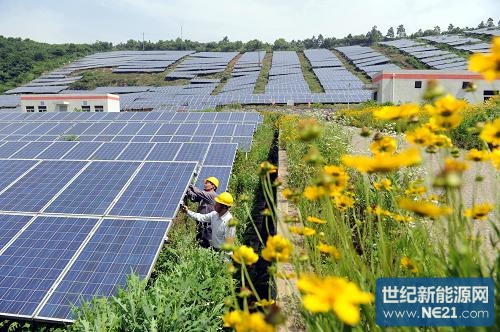 5月27日,在位于安徽省铜陵市狮子山区西湖镇乌木山上的中海阳3兆瓦光伏电站,工作人员对电站设施进行巡查维护。铜陵中海阳3兆瓦光伏电站占地100亩,总投资1亿元,共装配13200块多晶硅电池板,是铜陵首座光伏发电站,于2012年12月28日并网发电投入运行。投入运营以来,电站运行平稳。截止到今年5月26日,该电站共发电量约400万千瓦时,相当于节约标准煤约1457吨,减少排放二氧化碳约3788吨、二氧化硫约39吨、二氧化氮约20吨。新华社发(过仕宁 摄)