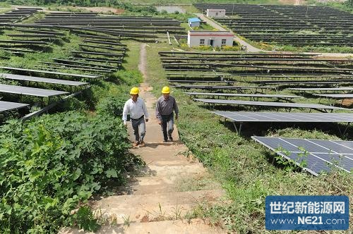 5月27日,在位于安徽省铜陵市狮子山区西湖镇乌木山上的中海阳3兆瓦光伏电站,工作人员对电站设施进行巡查维护。新华社发(过仕宁 摄)