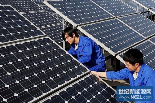 图为江西上饶晶科能源控股有限公司员工正在组装屋顶太阳能电池组。 中国日报图片网供图