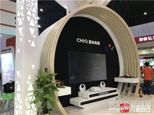 封面新闻讯(记者 赵雅儒)中国第一棵光伏树、像卡车模型一样的侦察探测系统、最新的激光电视&hellip;在本次西博会进出口展上，四川国企组团带来了这些令人眼花缭乱的前沿科技产品，成为3号馆的大&ldquo;亮点&rdquo;。