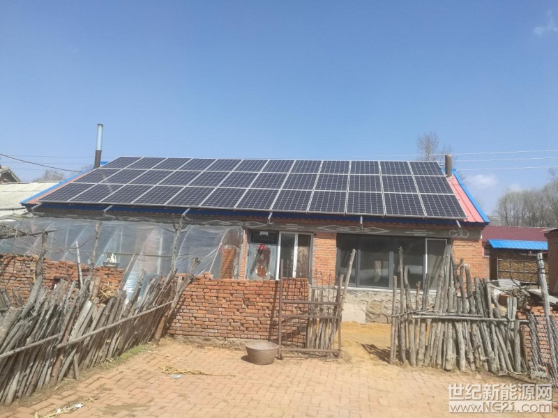 尤其是北方农村,一般家庭的标准配备是普通三间瓦房,屋顶全部铺装光伏