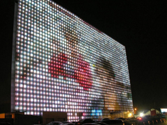 “尚德”亚洲最大光电幕墙亮相京城
