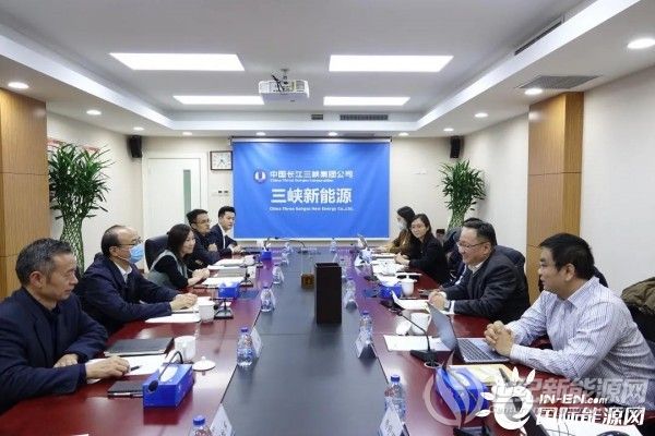 1月12日,三峡新能源党委副书记,总经理赵国庆与来访的协合新能源集团