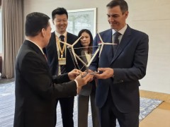 西班牙首相桑切斯在京会见明阳集团创始人、董事长张传卫